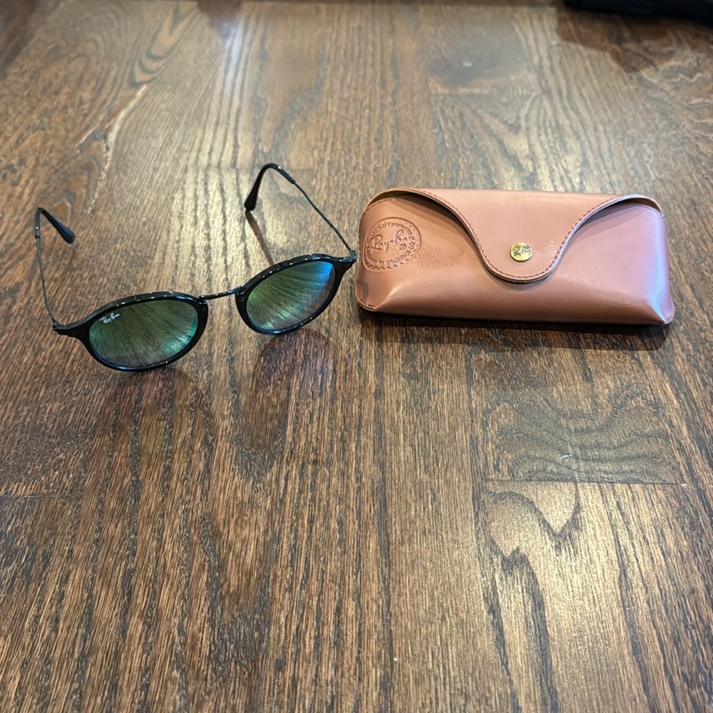 🔥DEAL🔥 black & bright interior ray ban sunglasses & case